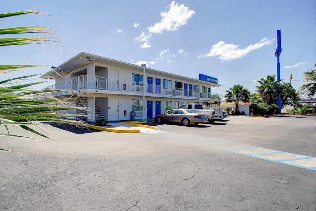 Red Roof Inn San Antonio E - Frost Bank Center Εξωτερικό φωτογραφία