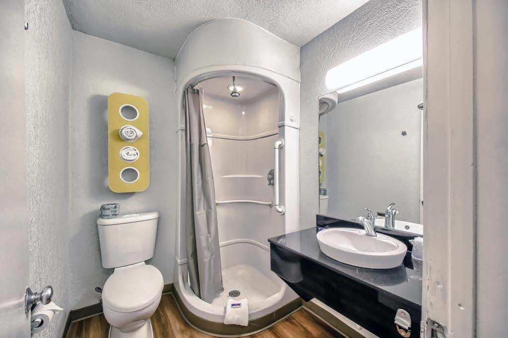 Red Roof Inn San Antonio E - Frost Bank Center Εξωτερικό φωτογραφία
