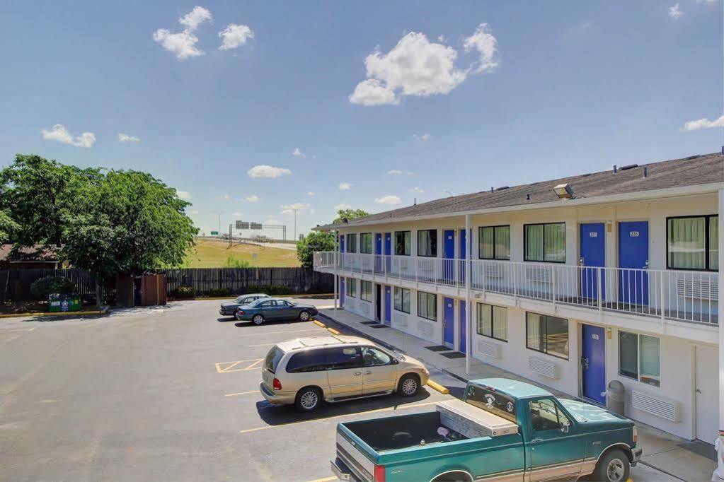 Red Roof Inn San Antonio E - Frost Bank Center Εξωτερικό φωτογραφία