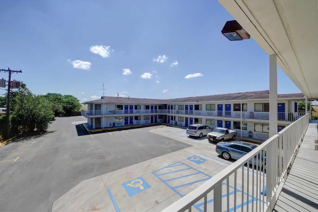 Red Roof Inn San Antonio E - Frost Bank Center Εξωτερικό φωτογραφία