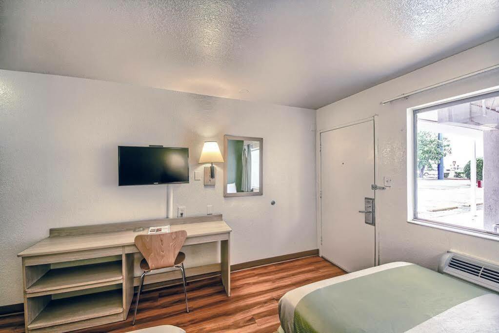 Red Roof Inn San Antonio E - Frost Bank Center Εξωτερικό φωτογραφία